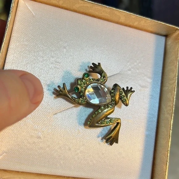 Frog Brooch - Picture 2 of 3